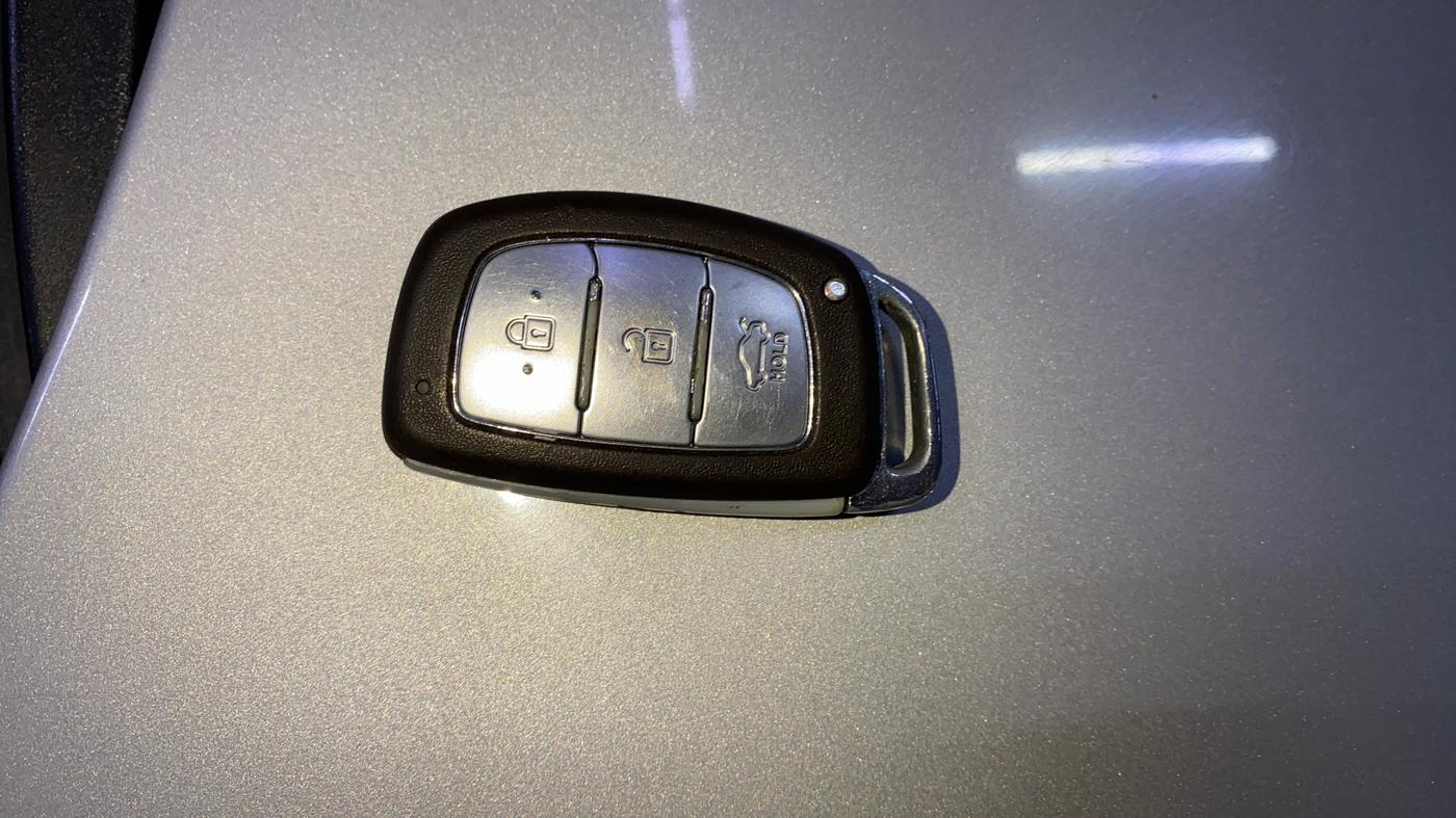 2015 Hyundai Verna FLUIDIC 4S 1.6 VTVT S(O), Petrol, Manual, 77,566 km, Key Close Up