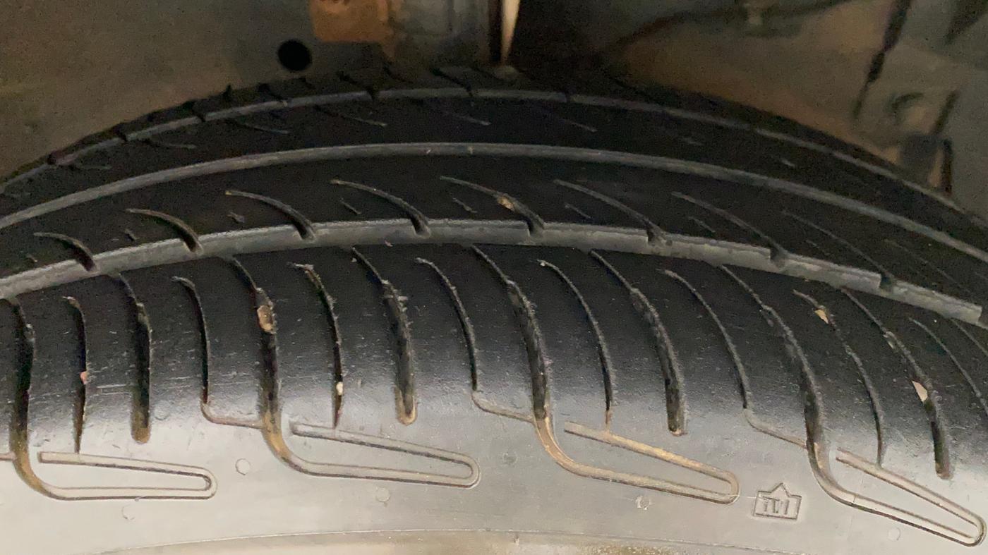 2012 Maruti Swift Dzire ZXI, Petrol, Manual, 96,796 km, Right Front Tyre Tread