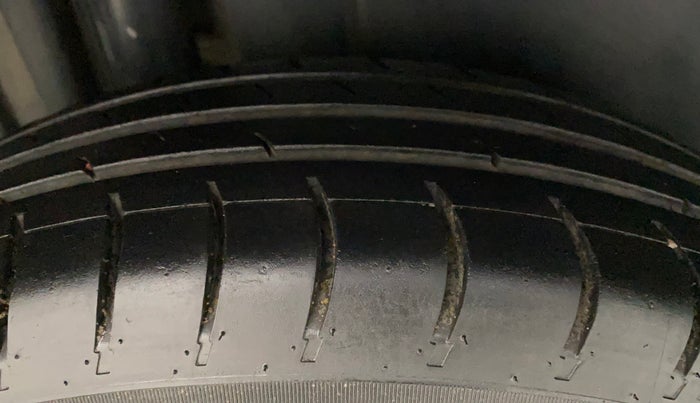 2012 Maruti Swift VXI, Petrol, Manual, 80,825 km, Right Rear Tyre Tread