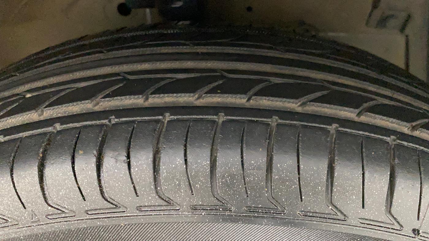 2012 Maruti Swift VXI, Petrol, Manual, 80,825 km, Right Front Tyre Tread
