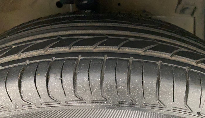 2012 Maruti Swift VXI, Petrol, Manual, 80,825 km, Right Front Tyre Tread