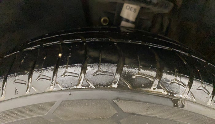 2017 Skoda Rapid AMBITION 1.6 MPI MT, Petrol, Manual, 1,19,944 km, Left Front Tyre Tread