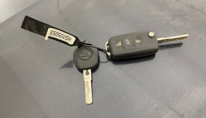 2017 Skoda Rapid AMBITION 1.6 MPI MT, Petrol, Manual, 1,19,944 km, Key Close Up