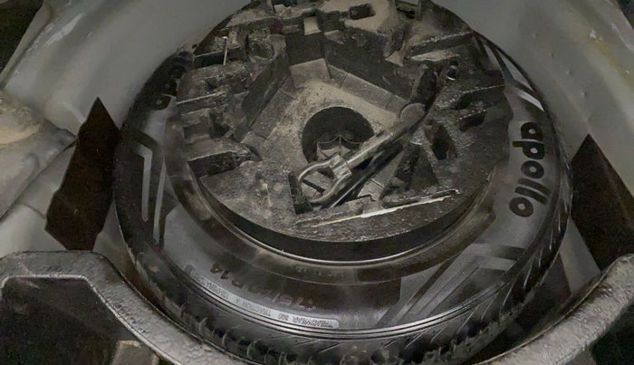 2017 Skoda Rapid AMBITION 1.6 MPI MT, Petrol, Manual, 1,19,944 km, Spare Tyre