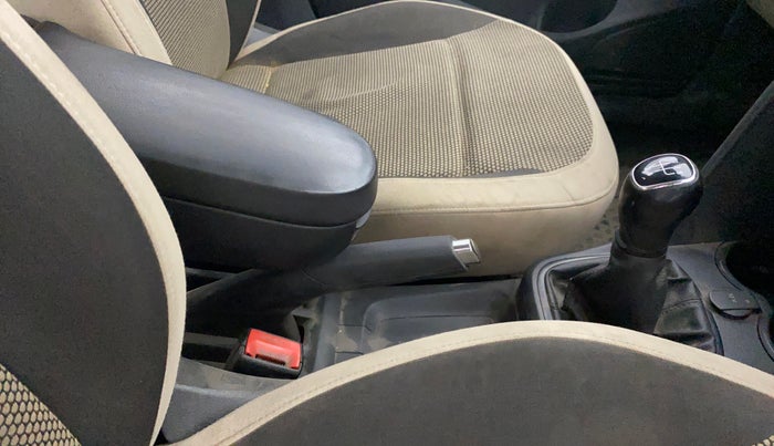 2017 Skoda Rapid AMBITION 1.6 MPI MT, Petrol, Manual, 1,19,944 km, Gear Lever