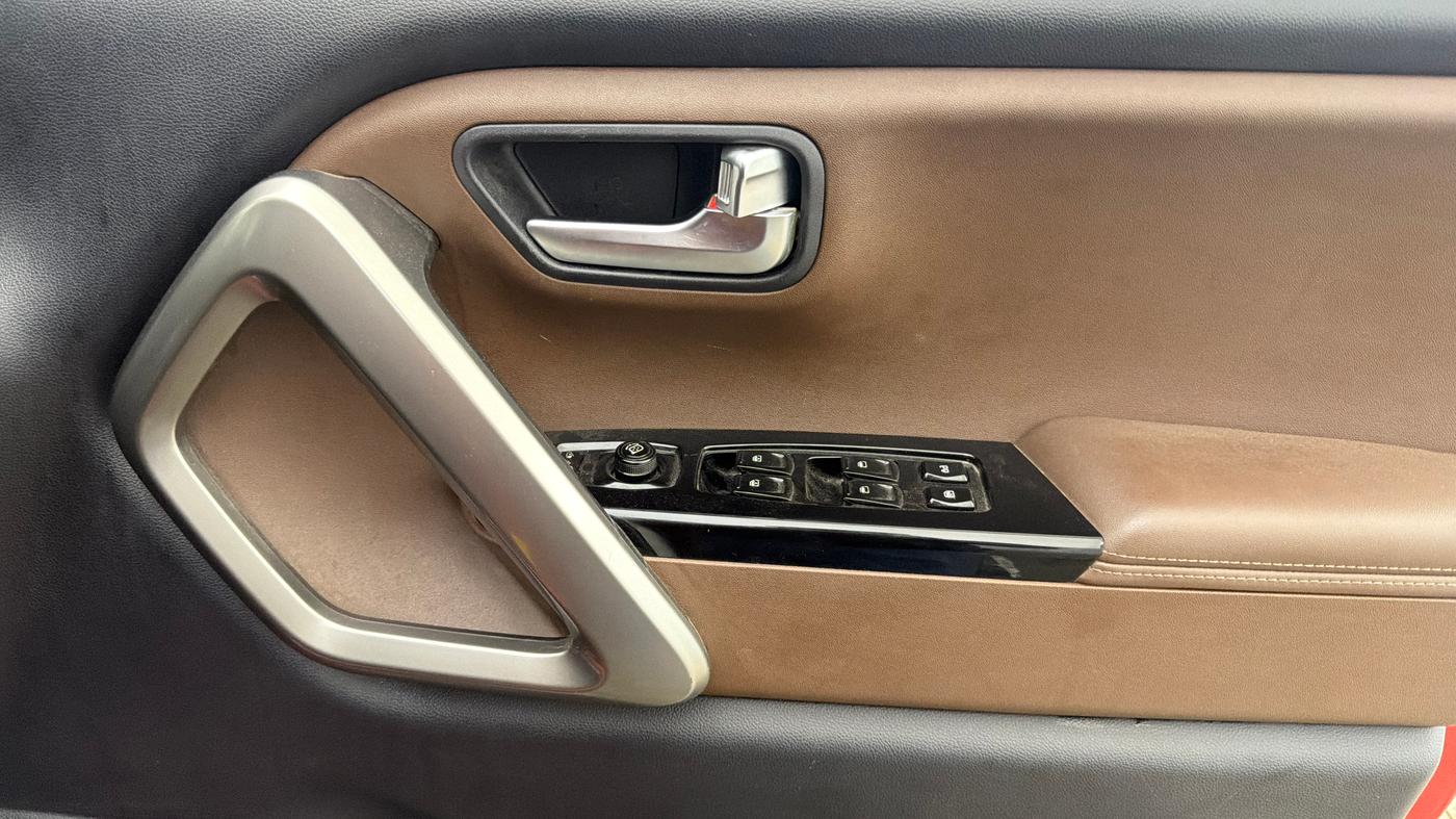2024 Mahindra SCORPIO-N Z8 L PETROL AT 7 STR, Petrol, Automatic, 32,320 km, Driver Side Door Panels Control