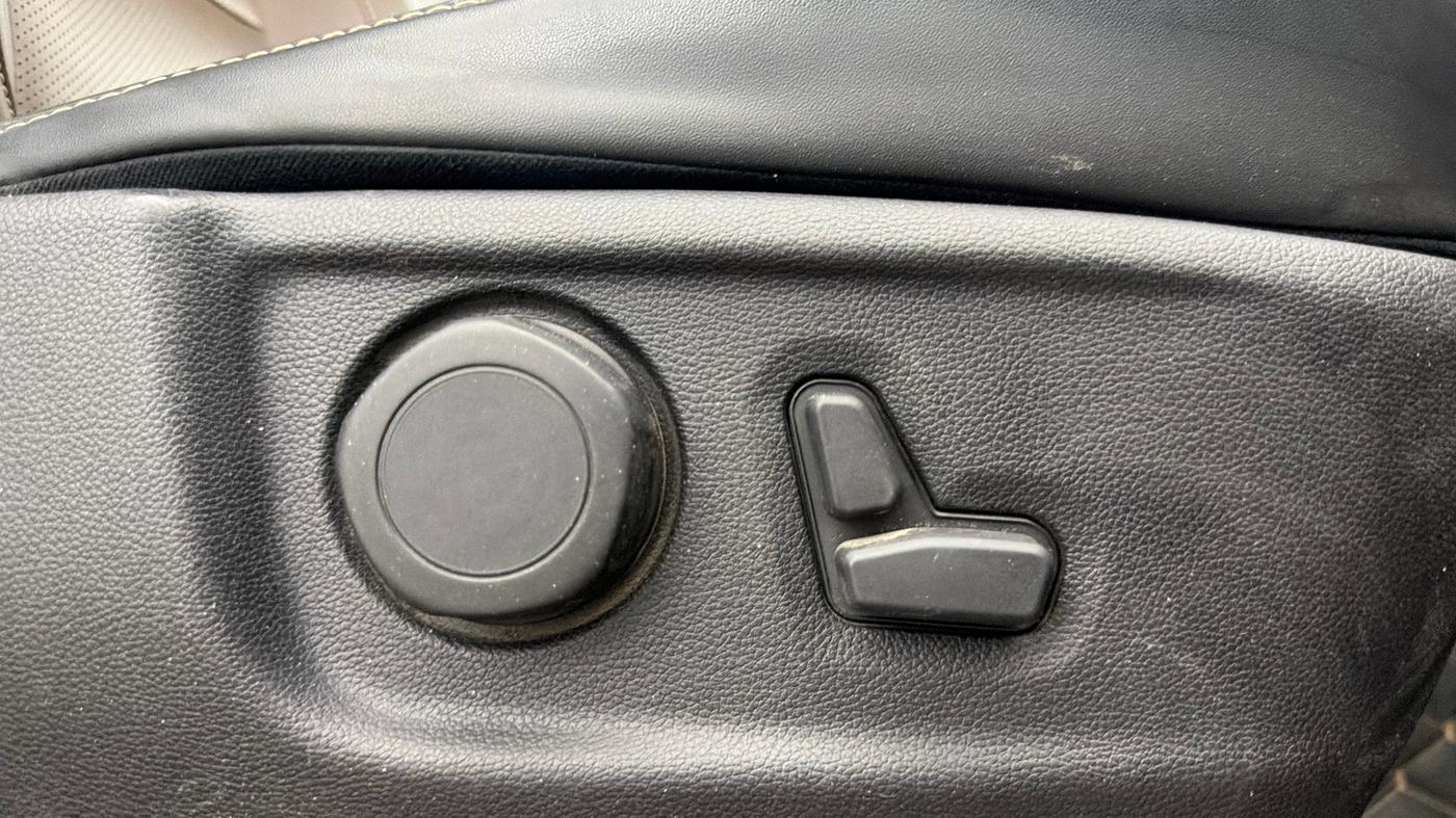 2024 Mahindra SCORPIO-N Z8 L PETROL AT 7 STR, Petrol, Automatic, 32,320 km, Driver Side Adjustment Panel