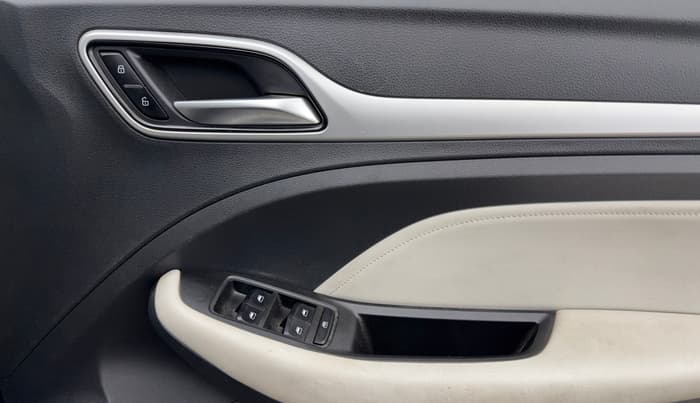 2023 MG ASTOR SHARP 1.5 CVT, Petrol, Automatic, 36,381 km, Driver Side Door Panels Control