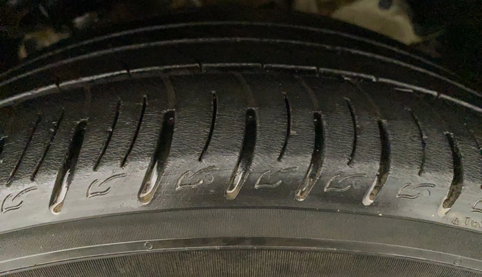 2019 Mahindra XUV300 W8 1.5 DIESEL AMT, Diesel, Automatic, 40,796 km, Left Front Tyre Tread