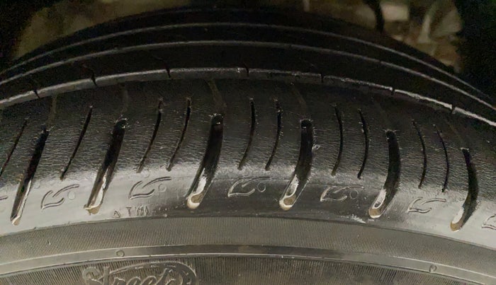 2019 Mahindra XUV300 W8 1.5 DIESEL AMT, Diesel, Automatic, 40,796 km, Right Front Tyre Tread