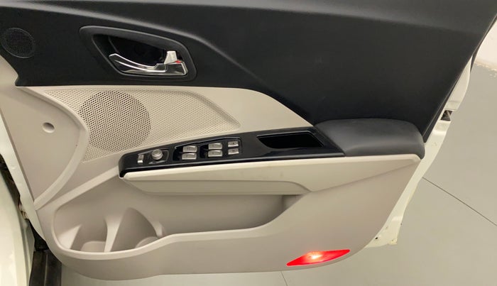 2019 Mahindra XUV300 W8 1.5 DIESEL AMT, Diesel, Automatic, 40,796 km, Driver Side Door Panels Control