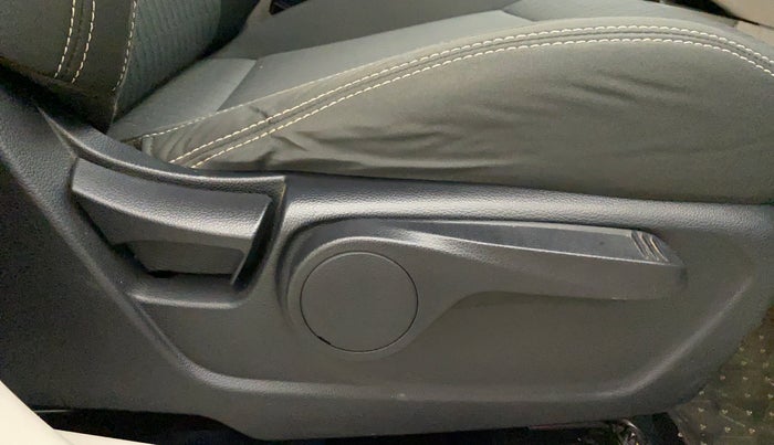 2019 Mahindra XUV300 W8 1.5 DIESEL AMT, Diesel, Automatic, 40,796 km, Driver Side Adjustment Panel