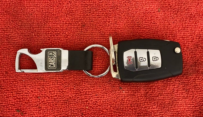 2019 Mahindra XUV300 W8 1.5 DIESEL AMT, Diesel, Automatic, 40,796 km, Key Close Up