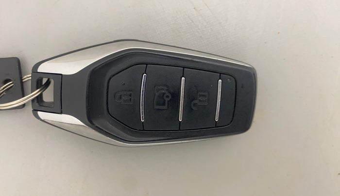 2017 Mahindra XUV500 W10 AT, Diesel, Automatic, 91,905 km, Key Close Up