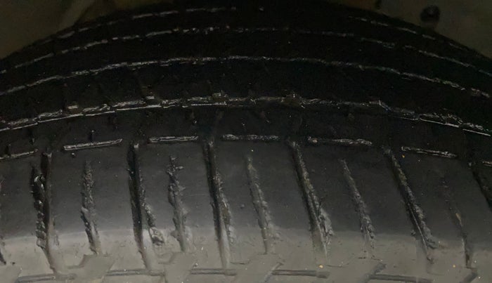 2017 Mahindra XUV500 W10 AT, Diesel, Automatic, 91,905 km, Right Front Tyre Tread