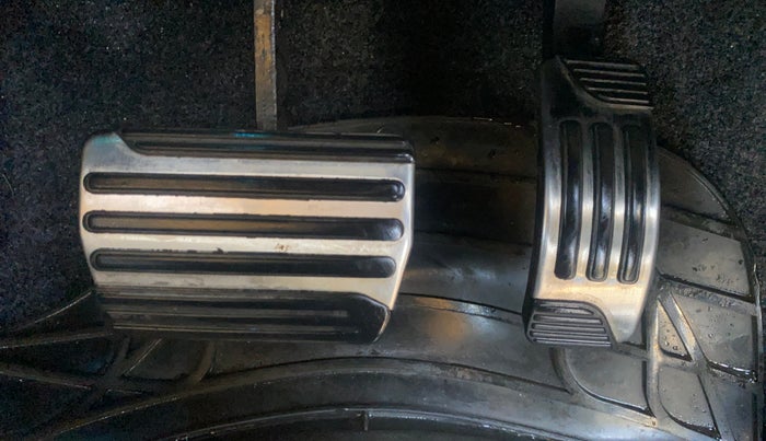 2017 Mahindra XUV500 W10 AT, Diesel, Automatic, 91,905 km, Pedals