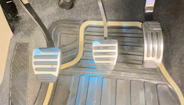 2015 Mahindra XUV500 W10, Diesel, Manual, 1,14,508 km, Pedals