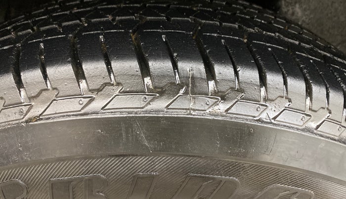 2015 Mahindra XUV500 W10, Diesel, Manual, 1,14,508 km, Right Rear Tyre Tread