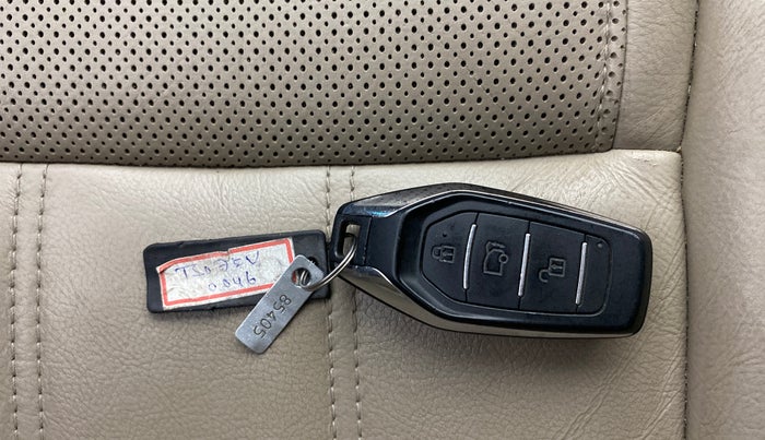 2015 Mahindra XUV500 W10, Diesel, Manual, 1,14,508 km, Key Close Up