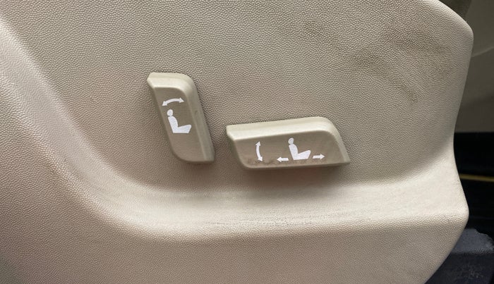 2015 Mahindra XUV500 W10, Diesel, Manual, 1,14,508 km, Driver Side Adjustment Panel