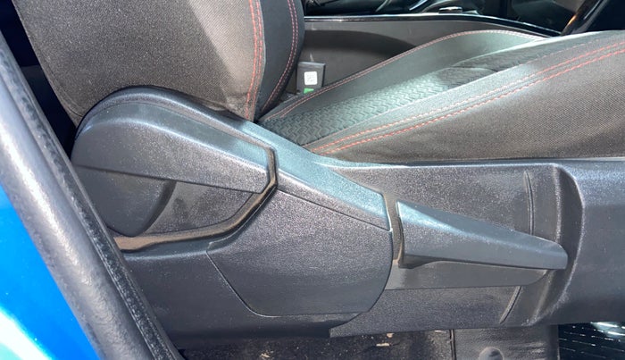 2022 Renault Kiger RXZ AMT DUAL TONE, Petrol, Automatic, 44,362 km, Driver Side Adjustment Panel