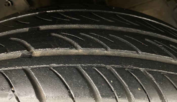 2012 Maruti Swift VXI D, Petrol, Manual, 76,638 km, Right Front Tyre Tread