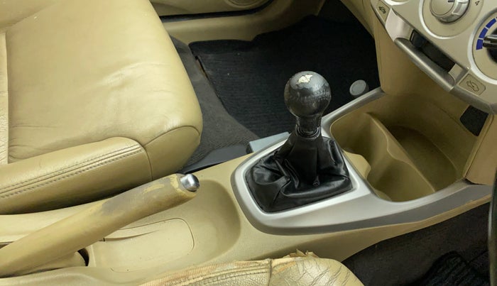 2010 Honda City 1.5L I-VTEC V EXCLUSIVE, Petrol, Manual, 1,01,161 km, Gear lever - Knob cover torn