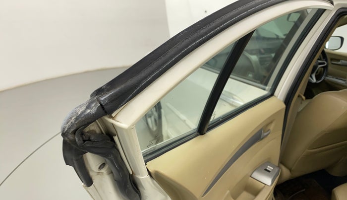 2010 Honda City 1.5L I-VTEC V EXCLUSIVE, Petrol, Manual, 1,01,161 km, Rear left door - Beading has minor damage