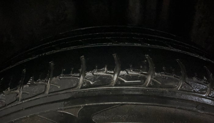 2014 Skoda Rapid AMBITION 1.6 MPI MT PLUS, Petrol, Manual, 61,039 km, Left Rear Tyre Tread