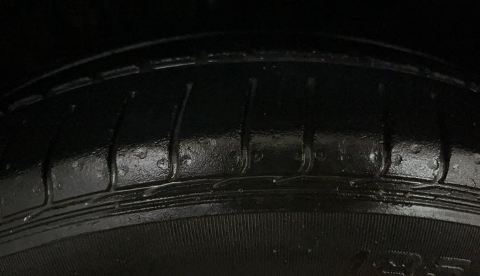 2014 Skoda Rapid AMBITION 1.6 MPI MT PLUS, Petrol, Manual, 61,039 km, Right Front Tyre Tread