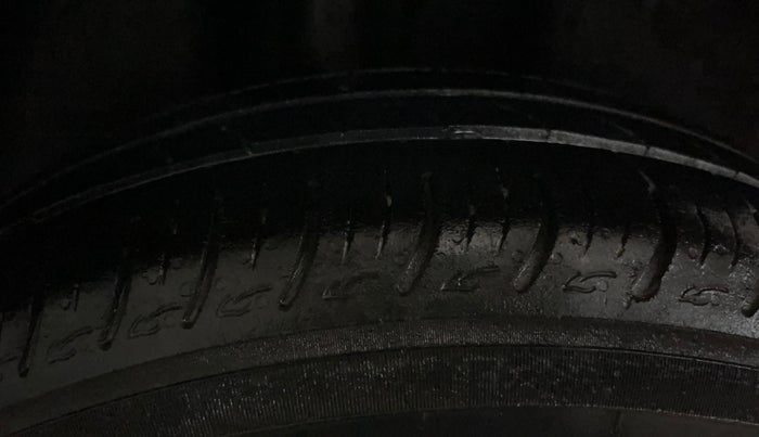 2014 Skoda Rapid AMBITION 1.6 MPI MT PLUS, Petrol, Manual, 61,039 km, Right Rear Tyre Tread