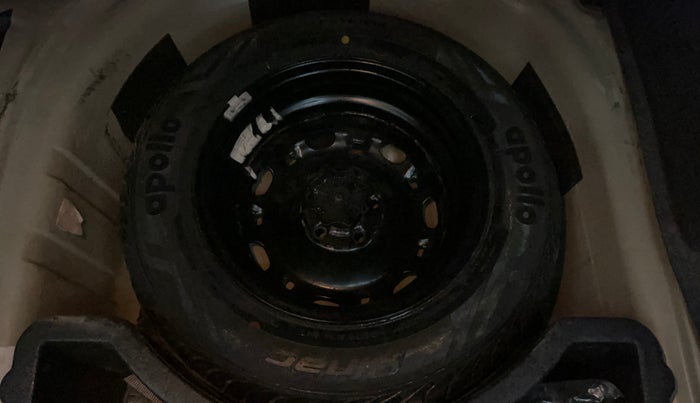 2014 Skoda Rapid AMBITION 1.6 MPI MT PLUS, Petrol, Manual, 61,039 km, Spare Tyre