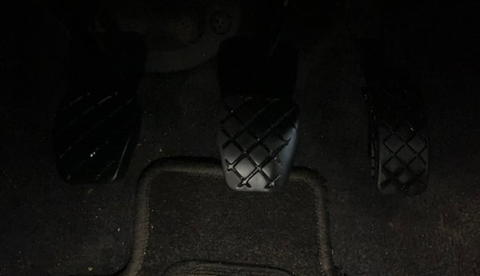 2014 Skoda Rapid AMBITION 1.6 MPI MT PLUS, Petrol, Manual, 61,039 km, Pedals