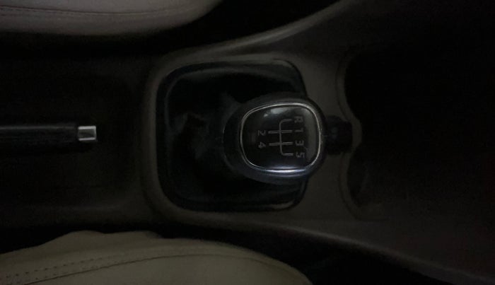 2014 Skoda Rapid AMBITION 1.6 MPI MT PLUS, Petrol, Manual, 61,039 km, Gear Lever