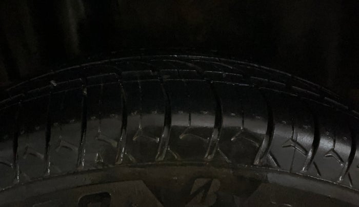 2016 Maruti Swift LXI (O), Petrol, Manual, 69,131 km, Right Rear Tyre Tread