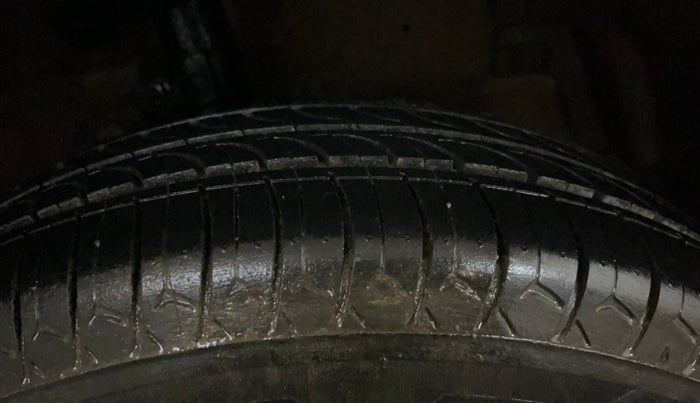 2016 Maruti Swift LXI (O), Petrol, Manual, 69,131 km, Right Front Tyre Tread