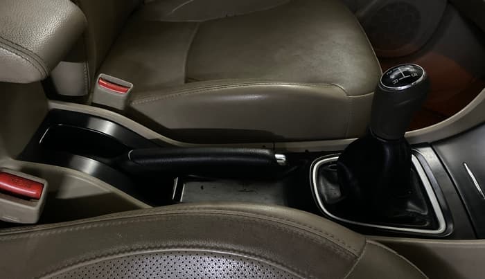 2017 Maruti Ciaz ZXI+, Petrol, Manual, 70,325 km, Gear Lever