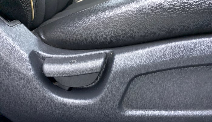 2017 Hyundai Elite i20 Magna Executive 1.2, Petrol, Manual, 19,911 km, Driver Side Adjustment Panel