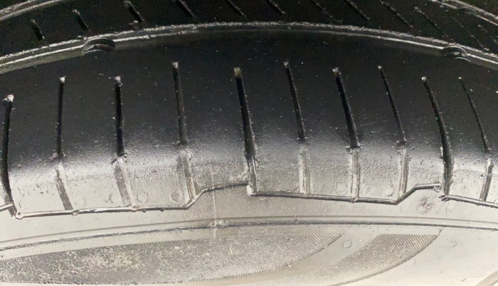 2017 Volkswagen Vento ALLSTAR 1.6, Petrol, Manual, 1,10,750 km, Left Front Tyre Tread