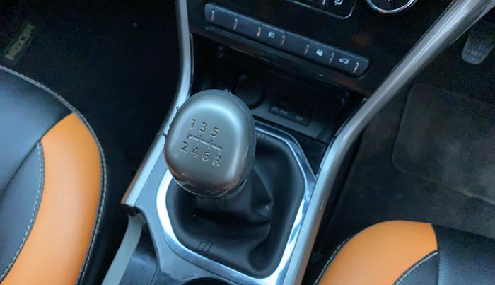 2019 Tata NEXON XZ PLUS PETROL DUAL TONE, Petrol, Manual, 30,185 km, Gear lever - Knob cover torn