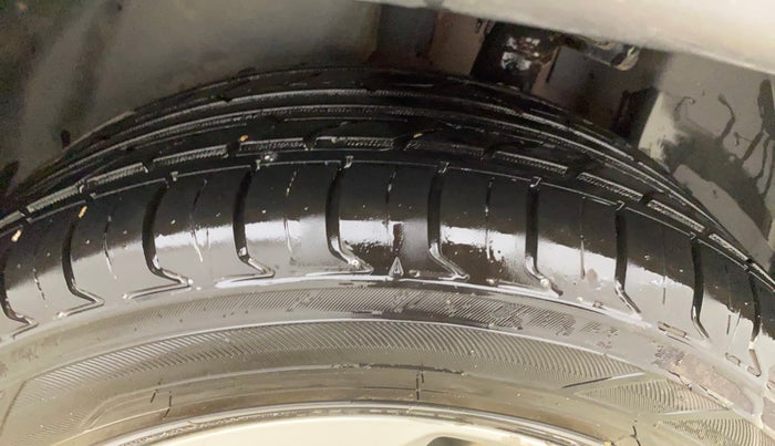 2017 Jeep Compass LONGITUDE (O) 2.0 DIESEL, Diesel, Manual, 1,07,738 km, Left Rear Tyre Tread