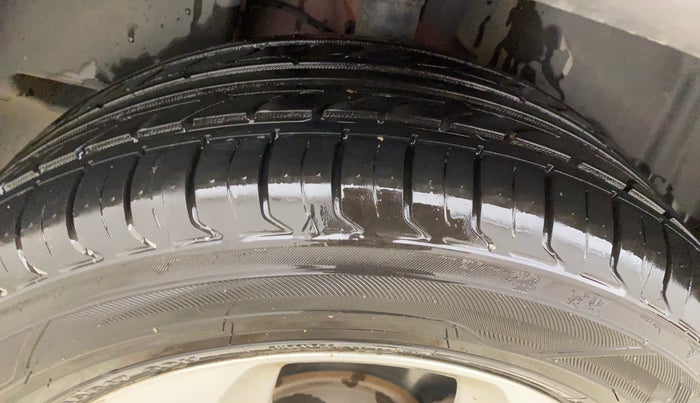 2017 Jeep Compass LONGITUDE (O) 2.0 DIESEL, Diesel, Manual, 1,07,738 km, Right Rear Tyre Tread