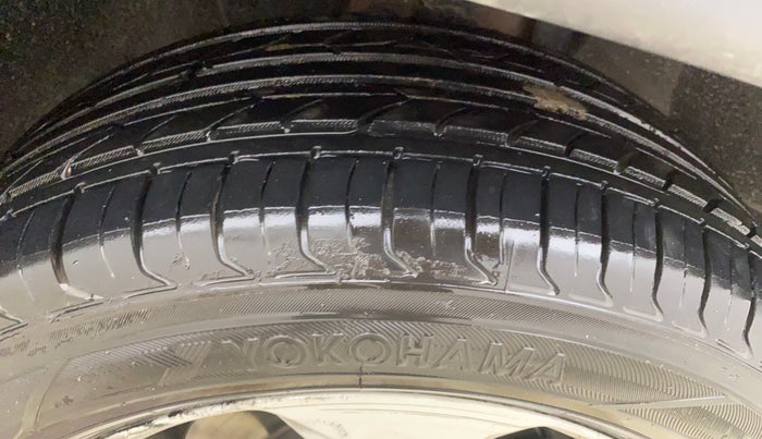 2017 Jeep Compass LONGITUDE (O) 2.0 DIESEL, Diesel, Manual, 1,07,738 km, Right Front Tyre Tread