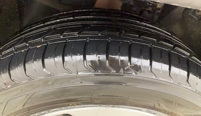 2017 Jeep Compass LONGITUDE (O) 2.0 DIESEL, Diesel, Manual, 1,07,738 km, Left Front Tyre Tread