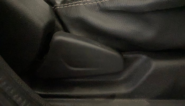 2022 Renault Kwid RXT 1.0 (O), Petrol, Manual, 30,564 km, Driver Side Adjustment Panel