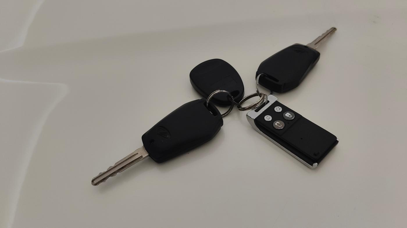 2016 Mahindra Kuv100 K4 5 STR, Petrol, Manual, 44,283 km, Key Close Up