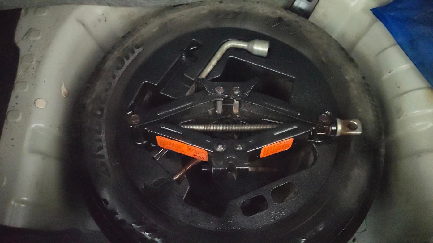 2016 Mahindra Kuv100 K4 5 STR, Petrol, Manual, 44,283 km, Spare Tyre