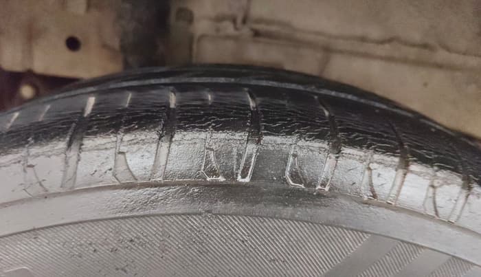 2016 Mahindra Kuv100 K4 5 STR, Petrol, Manual, 44,283 km, Right Rear Tyre Tread