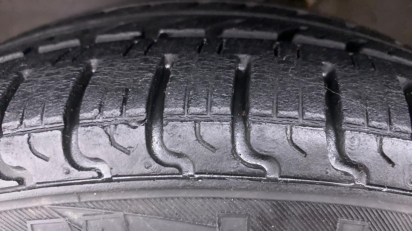 2017 Maruti Alto K10 VXI P, Petrol, Manual, 52,277 km, Left Front Tyre Tread