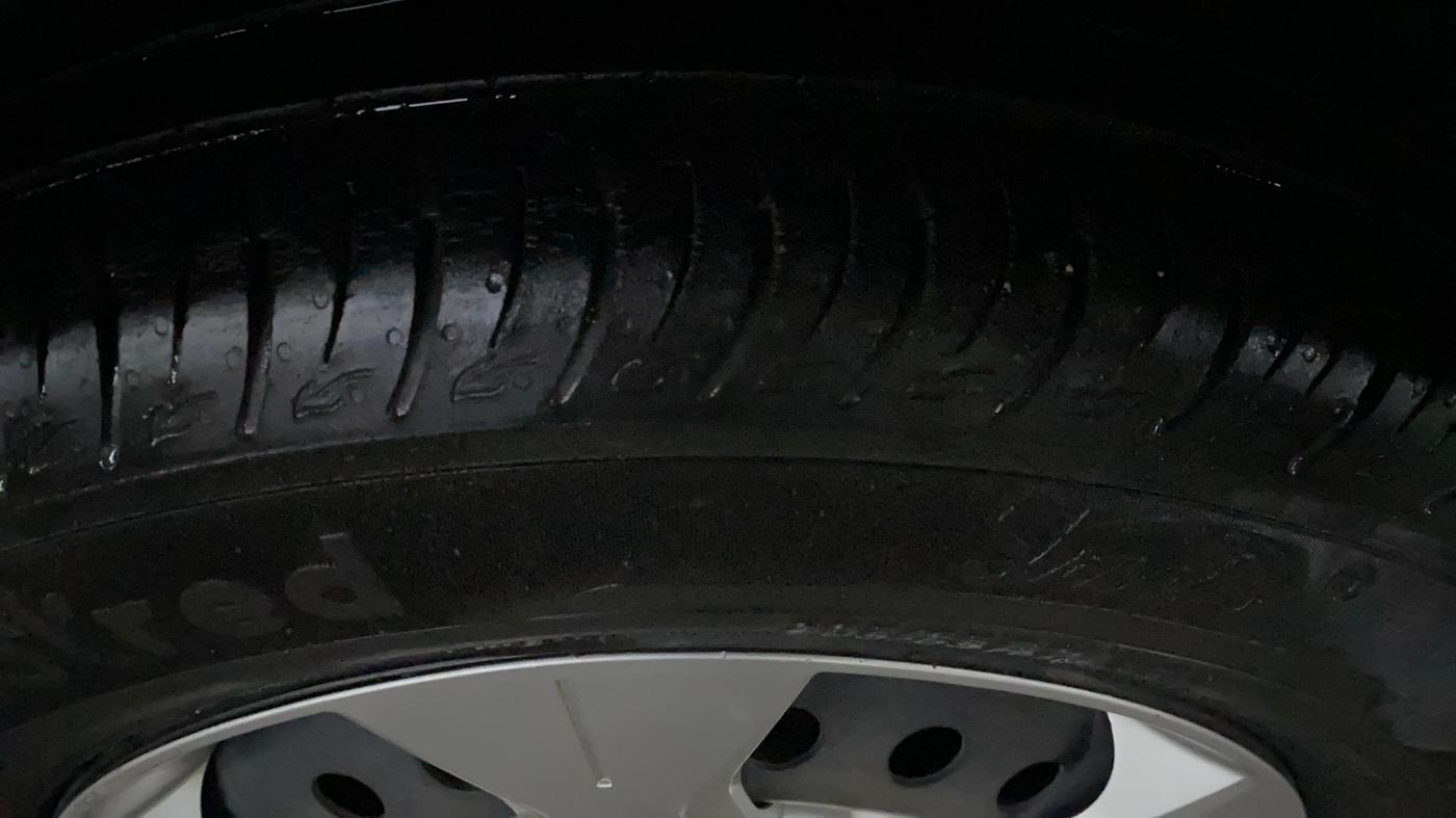 2023 Mahindra XUV300 W6 1.2 PETROL, Petrol, Manual, 41,020 km, Right Front Tyre Tread